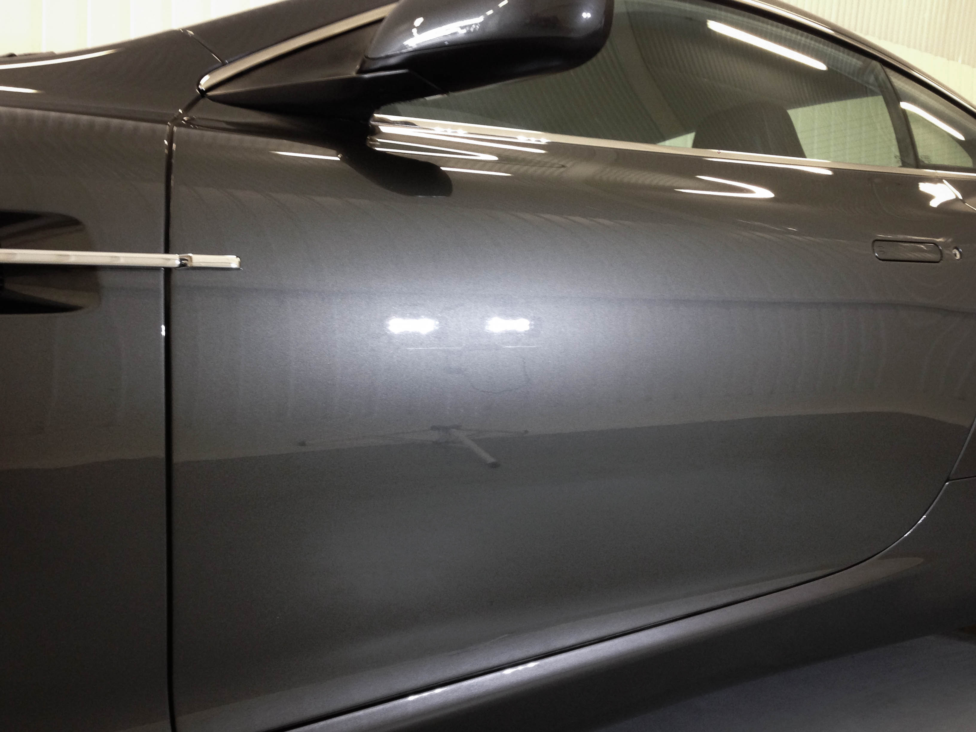 Aston Martin DB9 – Door detail
