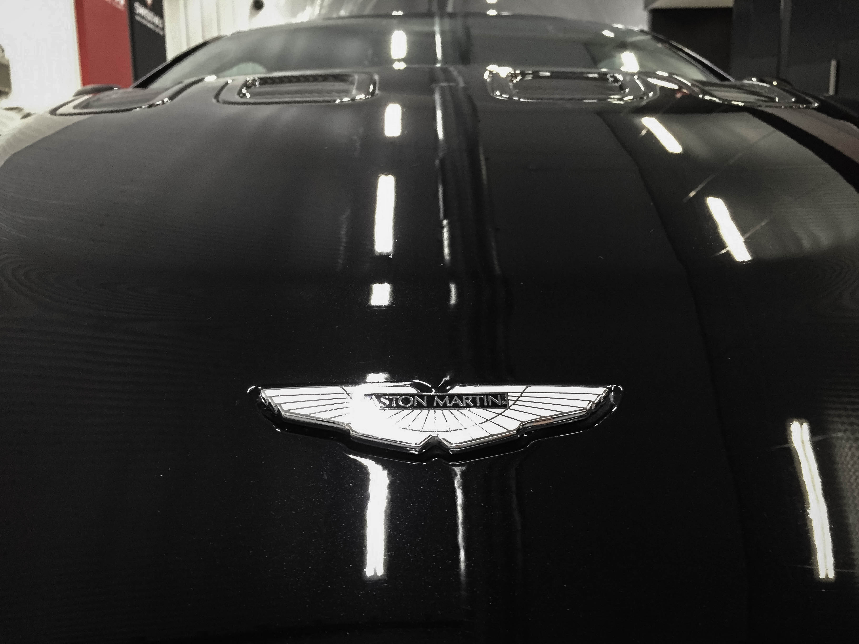 Aston Martin-Vantage – Badge detail
