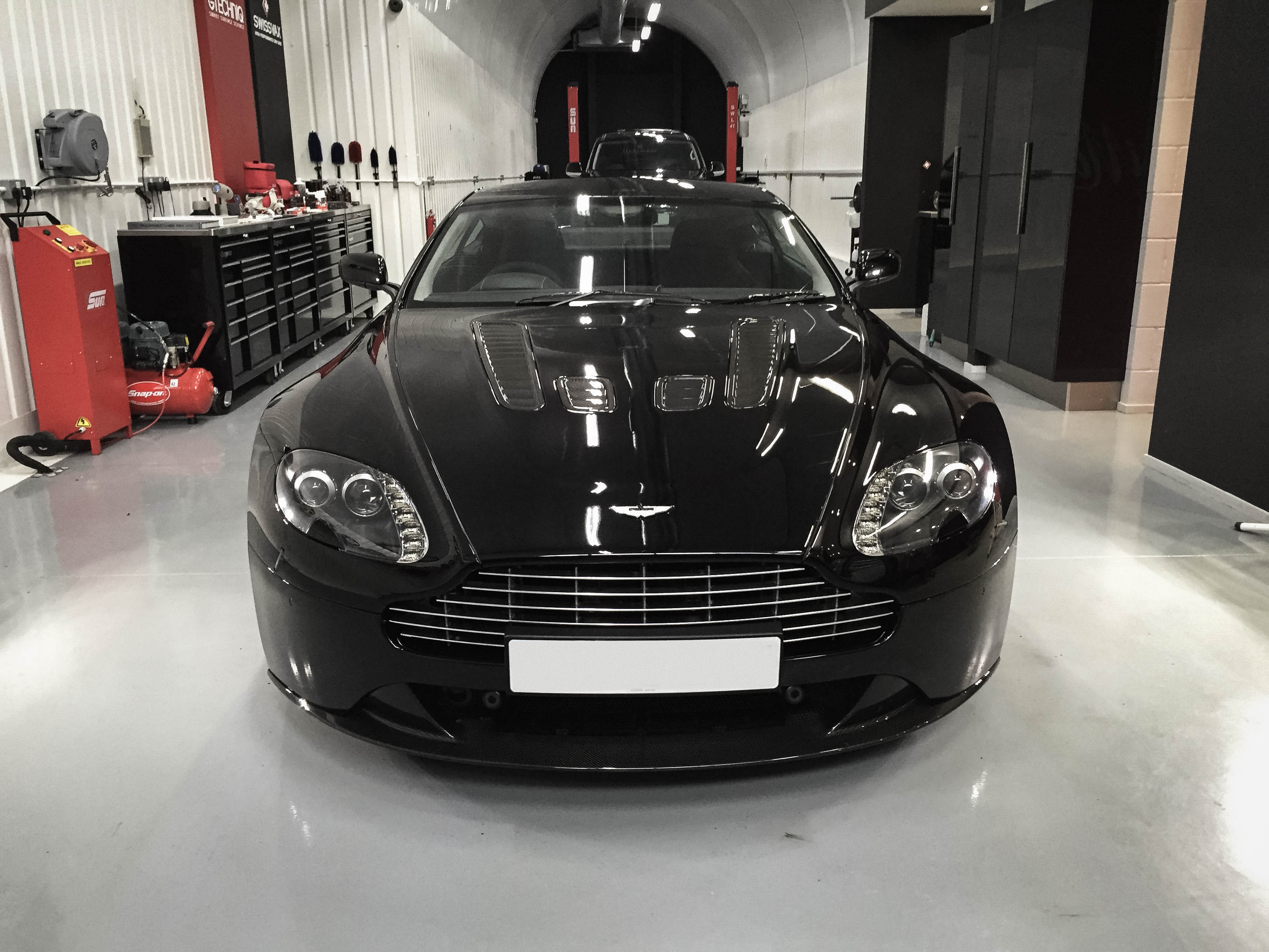Aston Martin-Vantage – Head on