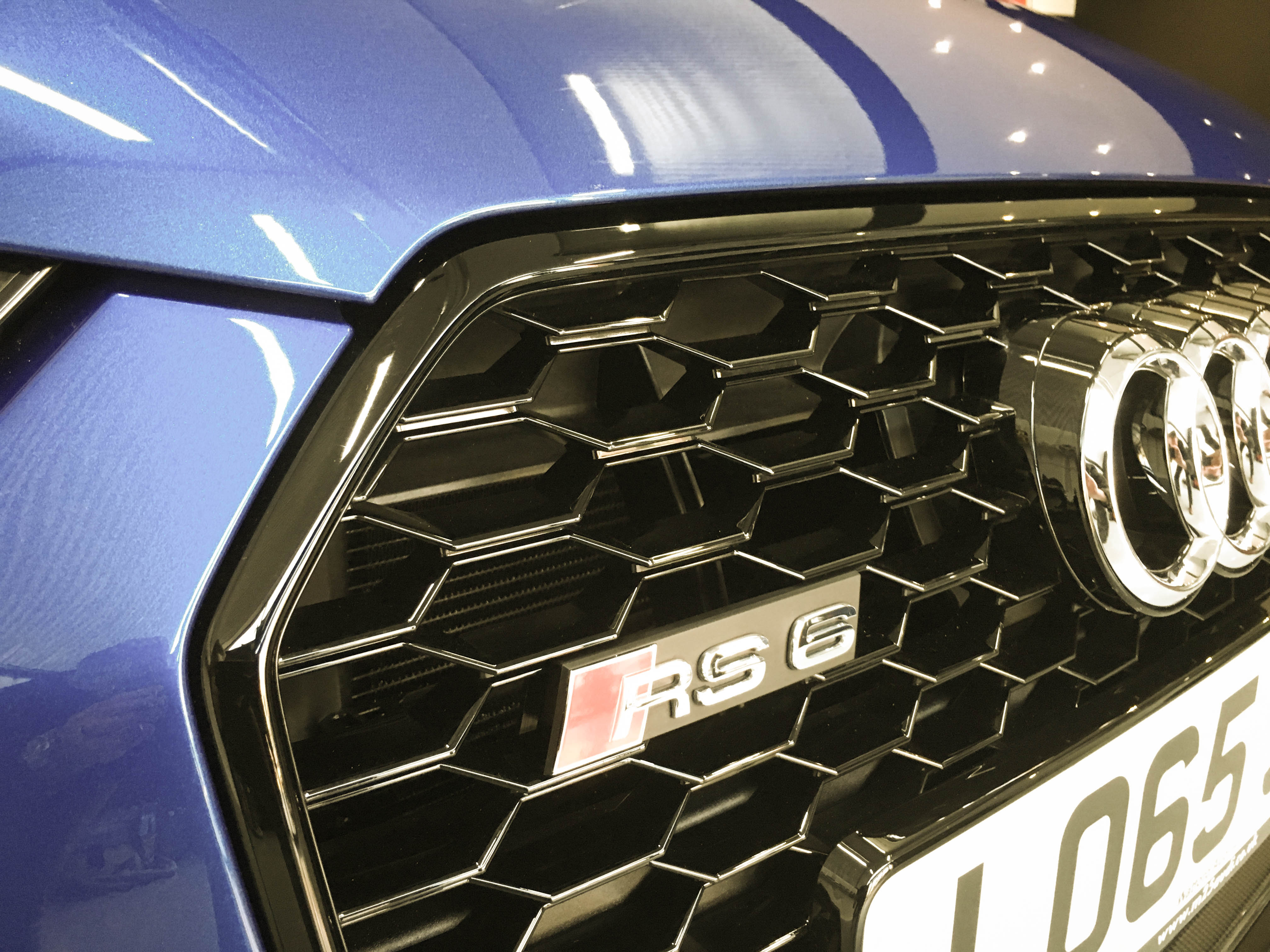 Audi RS6 V8 – Grill