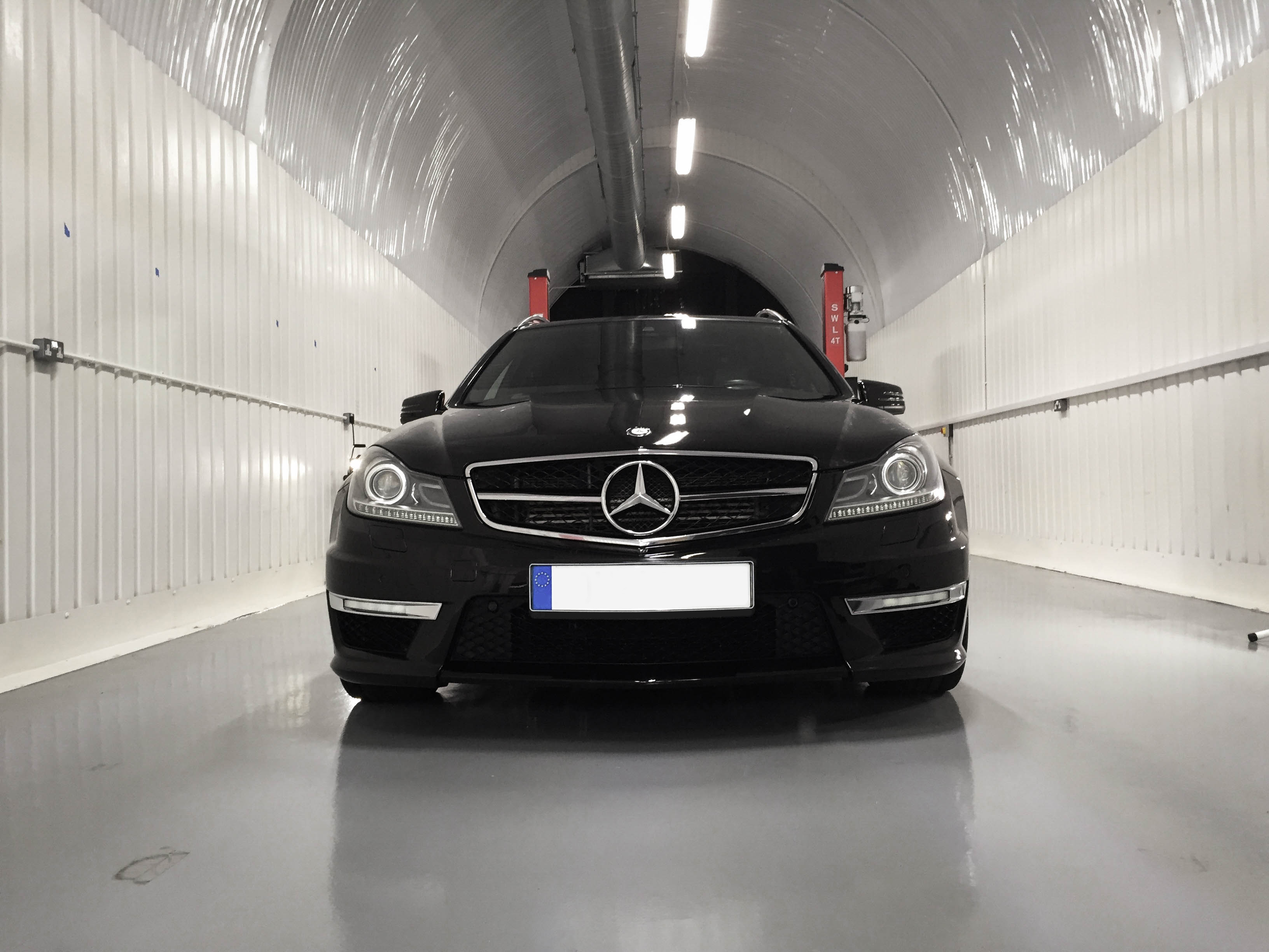 Mercedes C63 Touring –  Head on