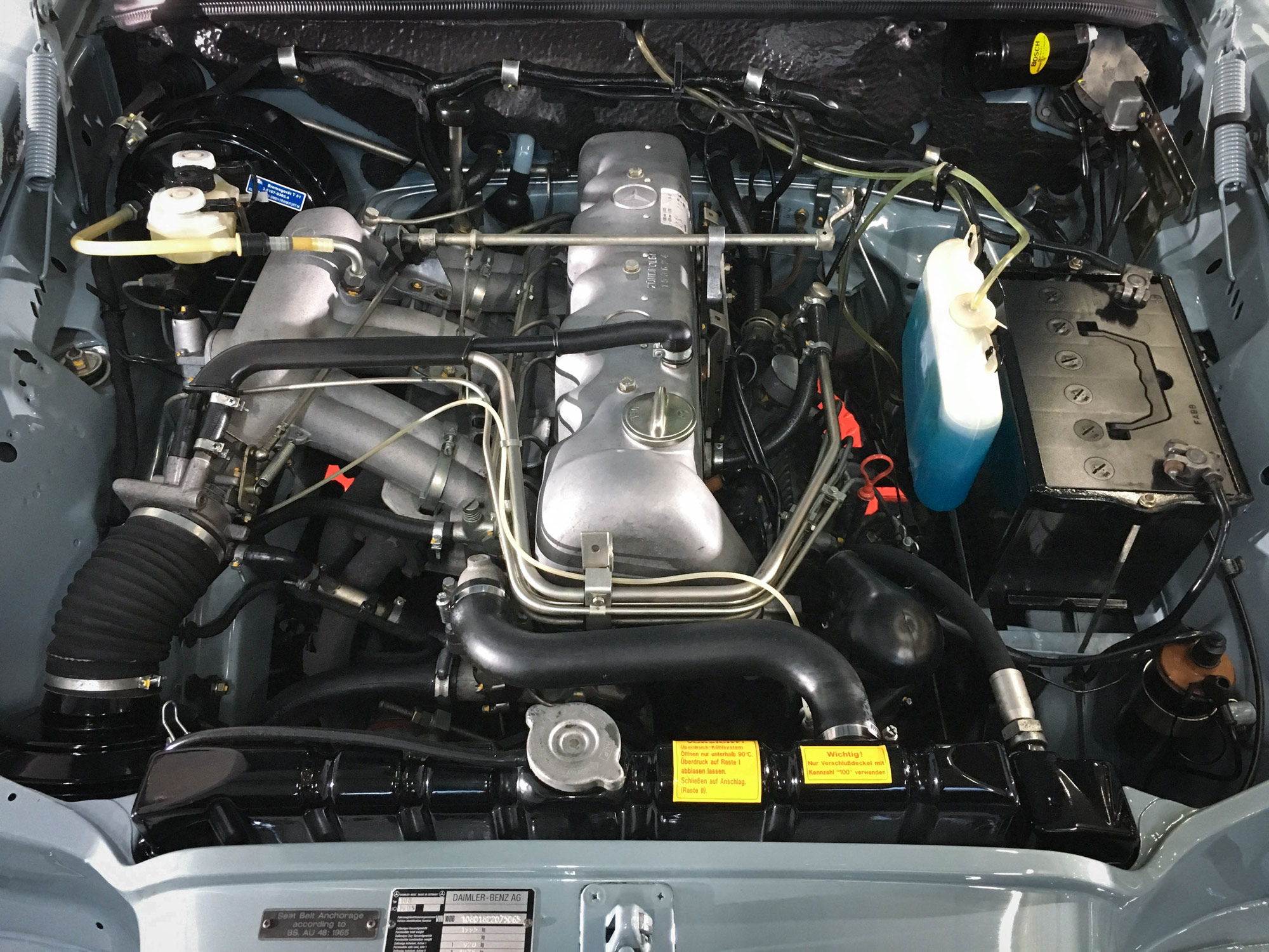 Mercedes_280se-engine