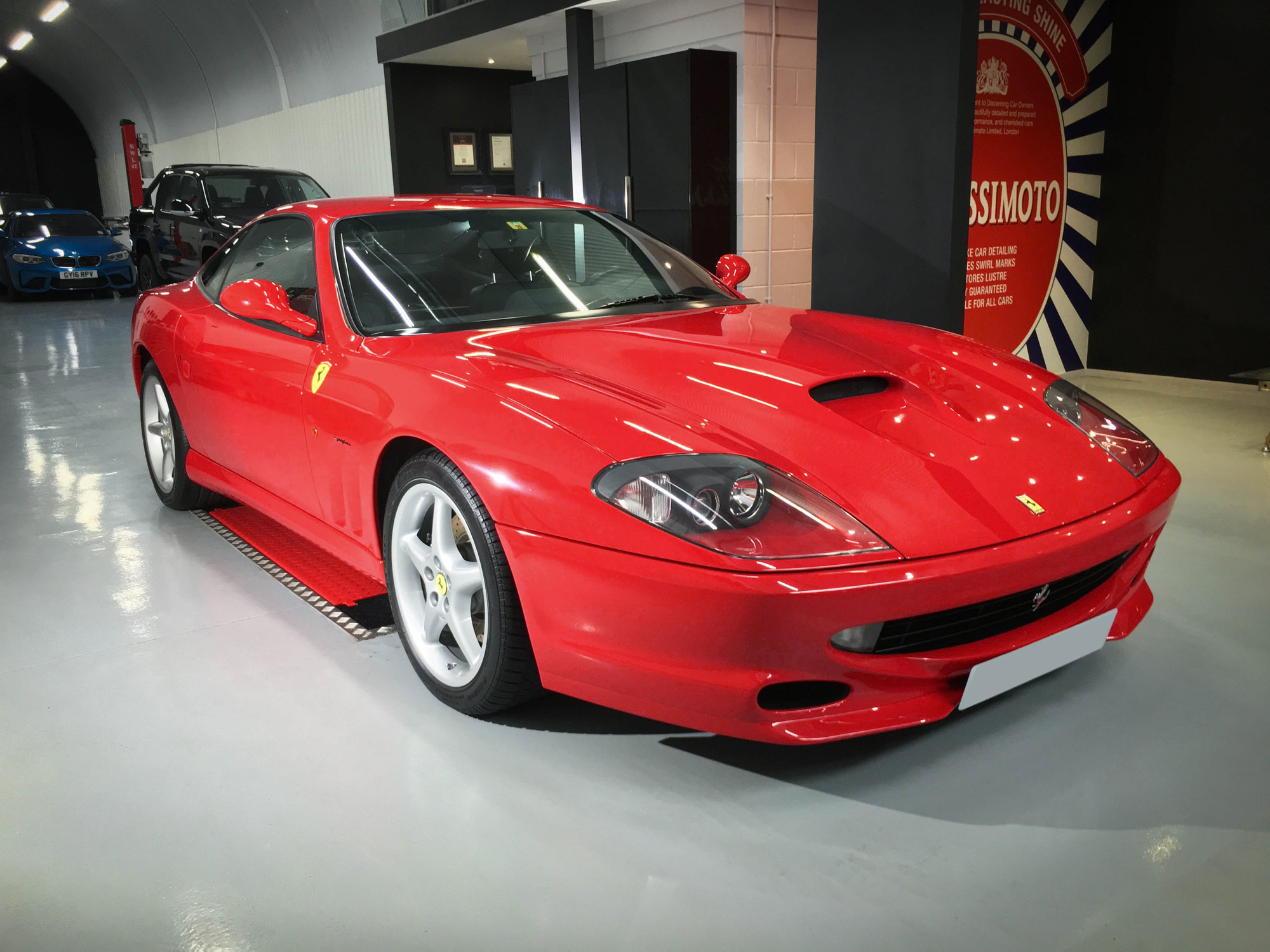 Ferrari_550_Maranello-front-drivers