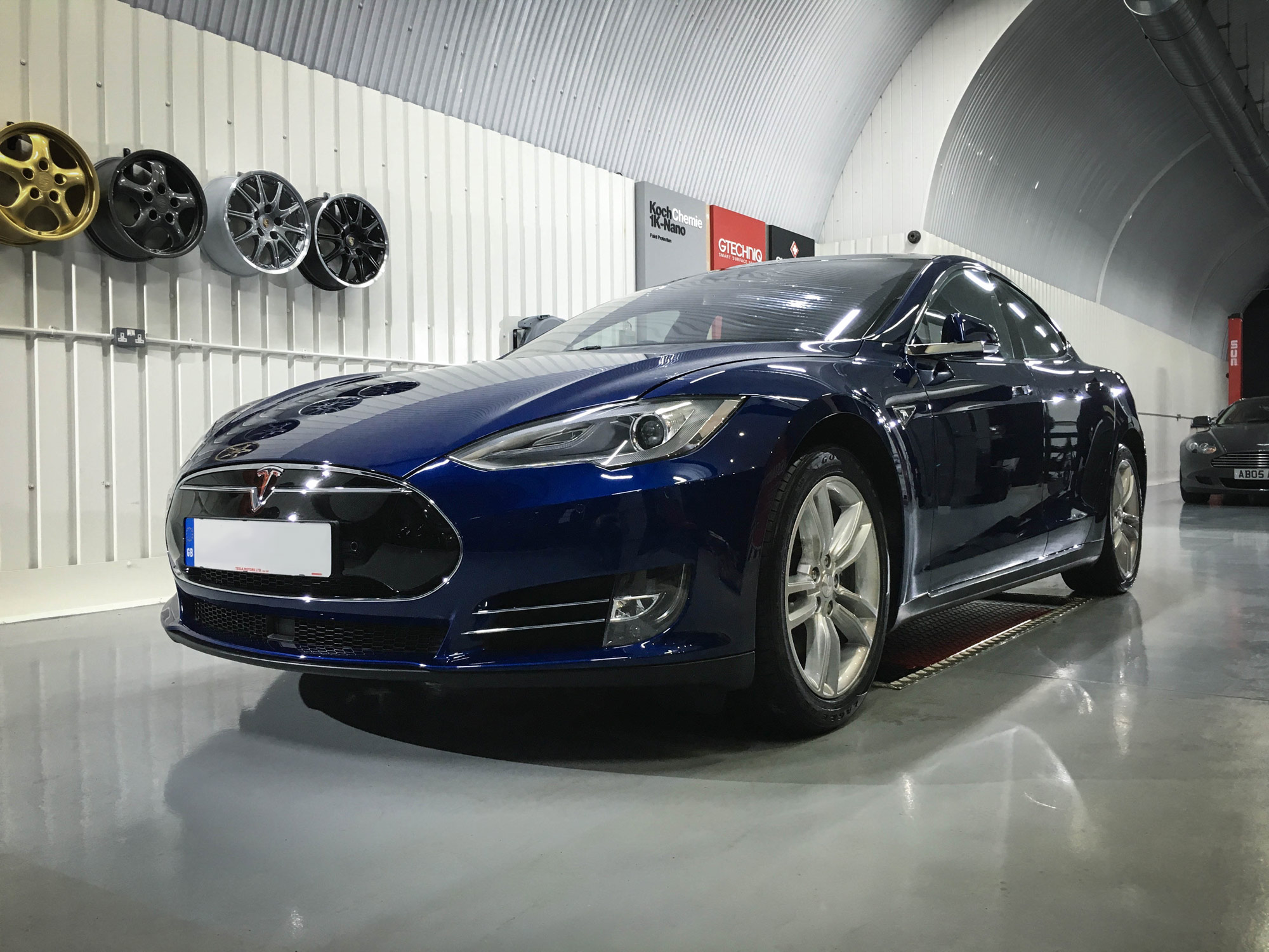 Tesla_Model_S-front-passeners-side