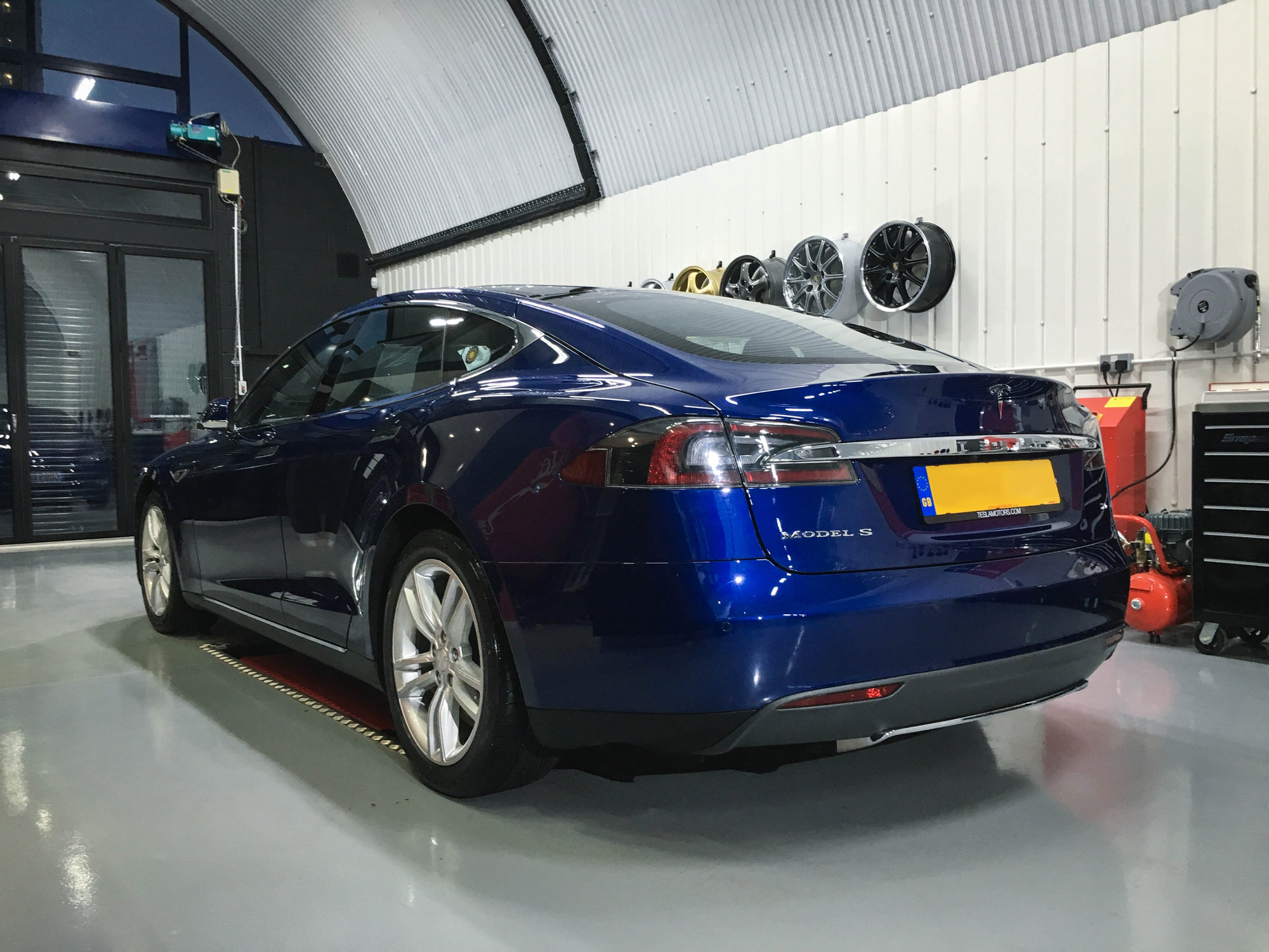 Tesla_Model_S-rear-passeners-side